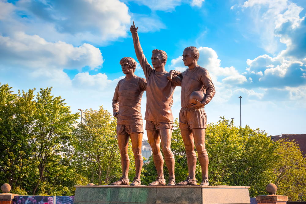Standbeeld van George Best, Denis Law en Sir Bobby Charlton